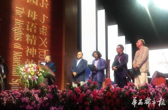 中国诗人吉狄马加获2016年度欧洲诗歌与艺术荷马奖